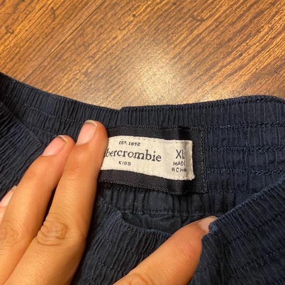 ❤️Cute navy blue shorts with floral patten trim!❤️ - Picture 3 of 3